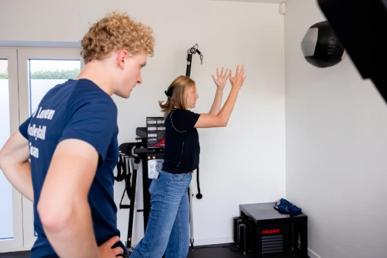 Groepstraining met gerichte oefeningen in de oefenruimte