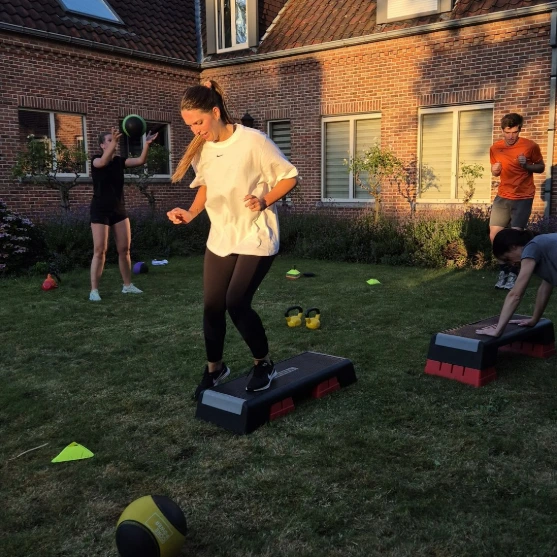 Groepsdeelnemers tijdens een begeleide oefening in de oefenruimte