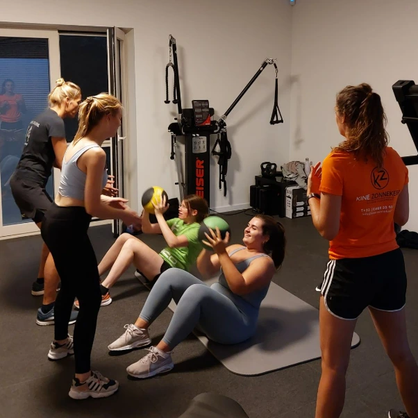 Deelnemers tijdens een bootcamp van Kine Zonnekeer