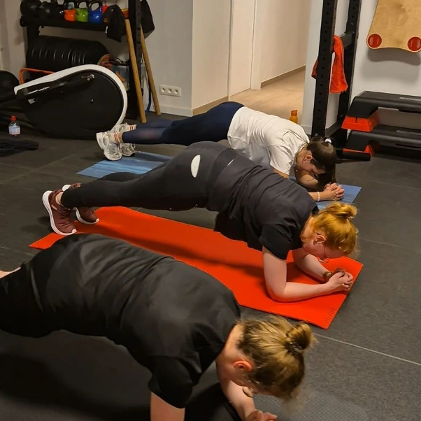 Begeleide coretraining in Kortrijk met focus op rompcontrole