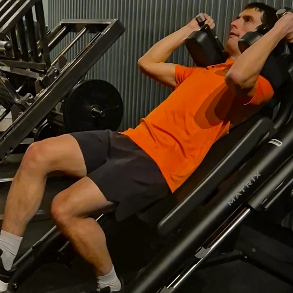 Close-up van het bedieningspaneel van een zwart fitnessapparaat met digitale trainingswaarden en knoppen.